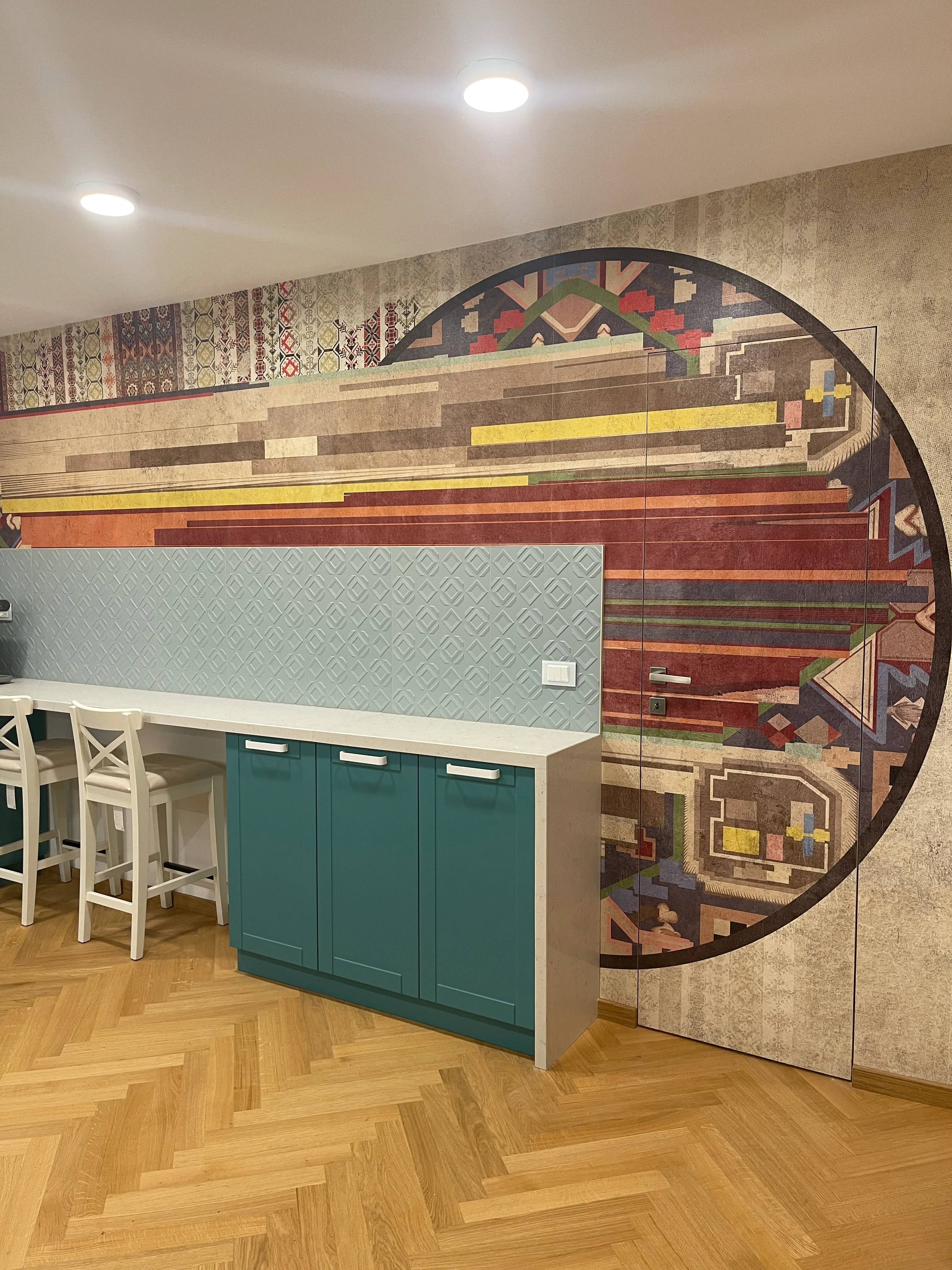 Baie mică cu faianță terrazzo și lavoar alb