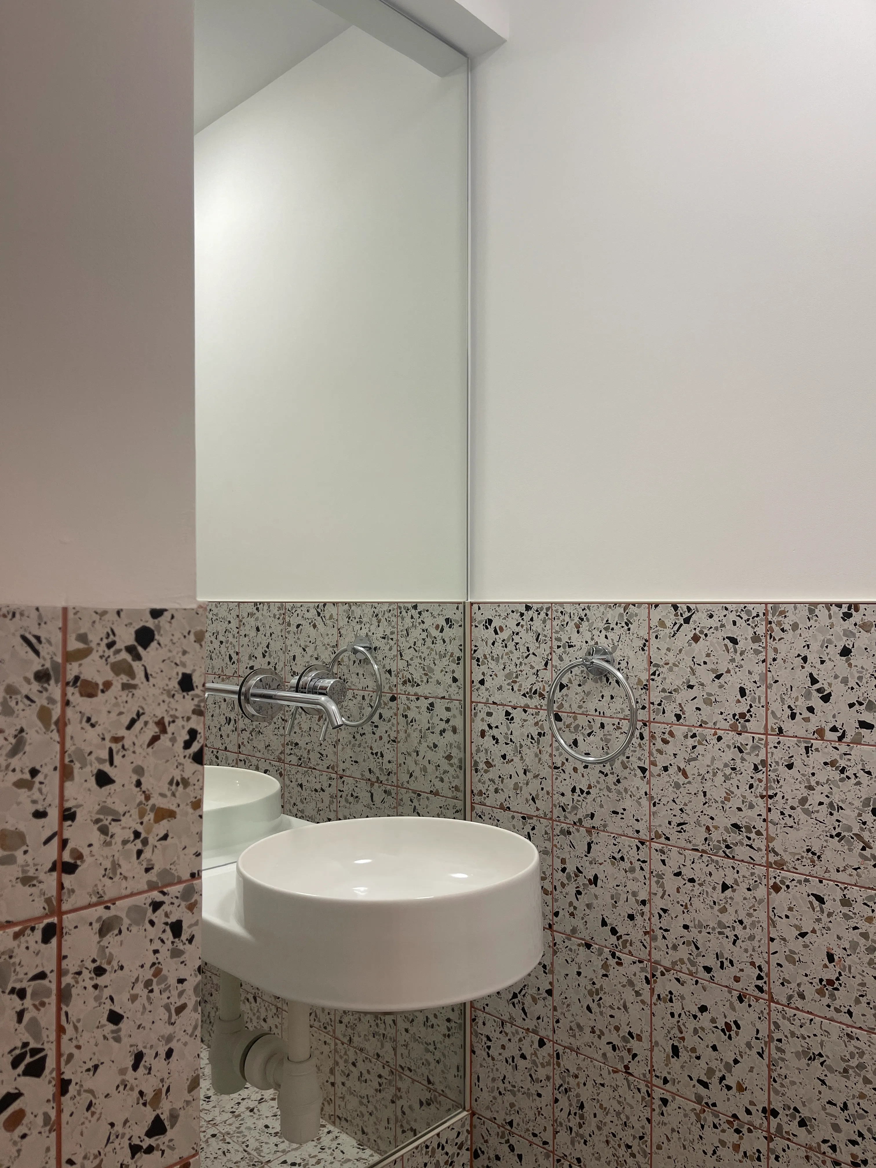 Scară interioară cu balustradă din lemn