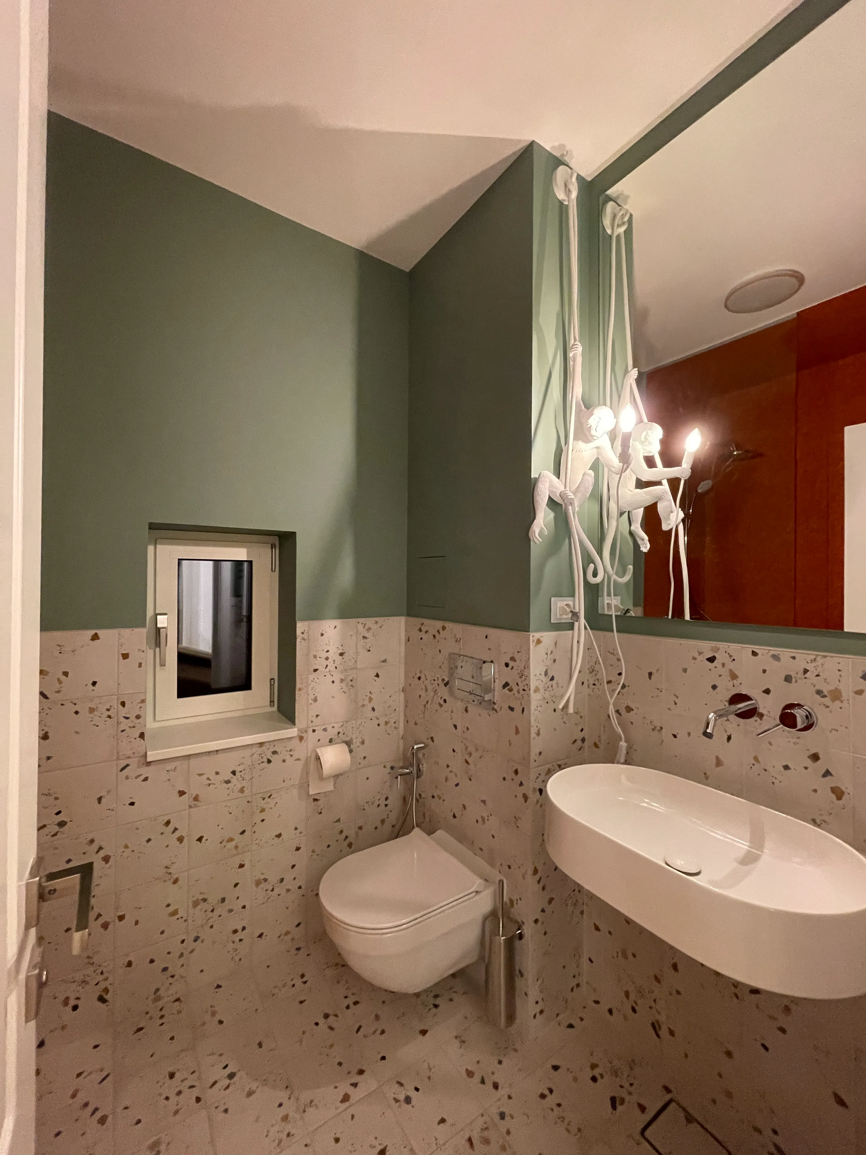 Hol colorat cu dulapuri integrate