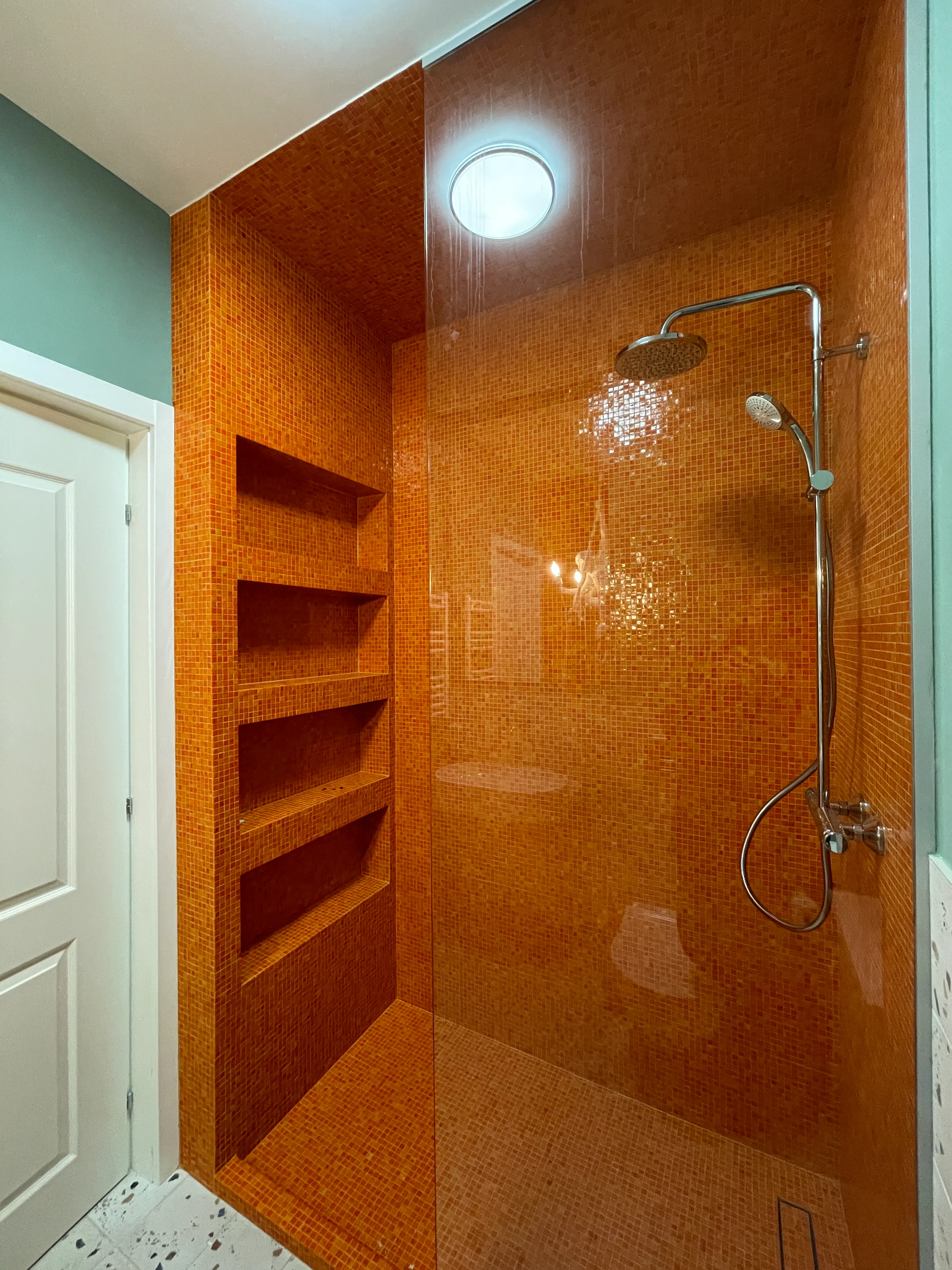 Birou de acasă cu lumină naturală