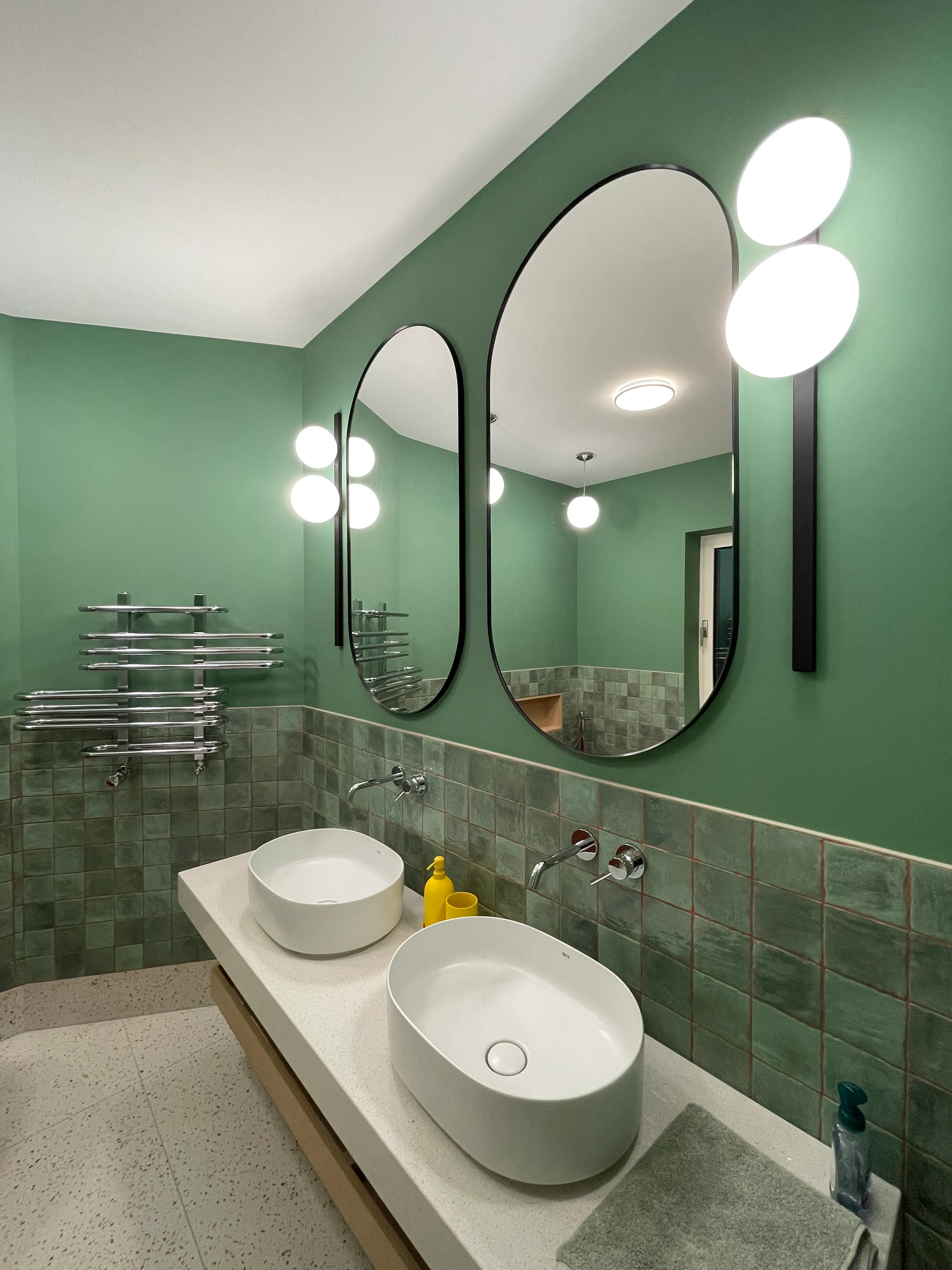 Colț de lectură cu fotoliu și lampă