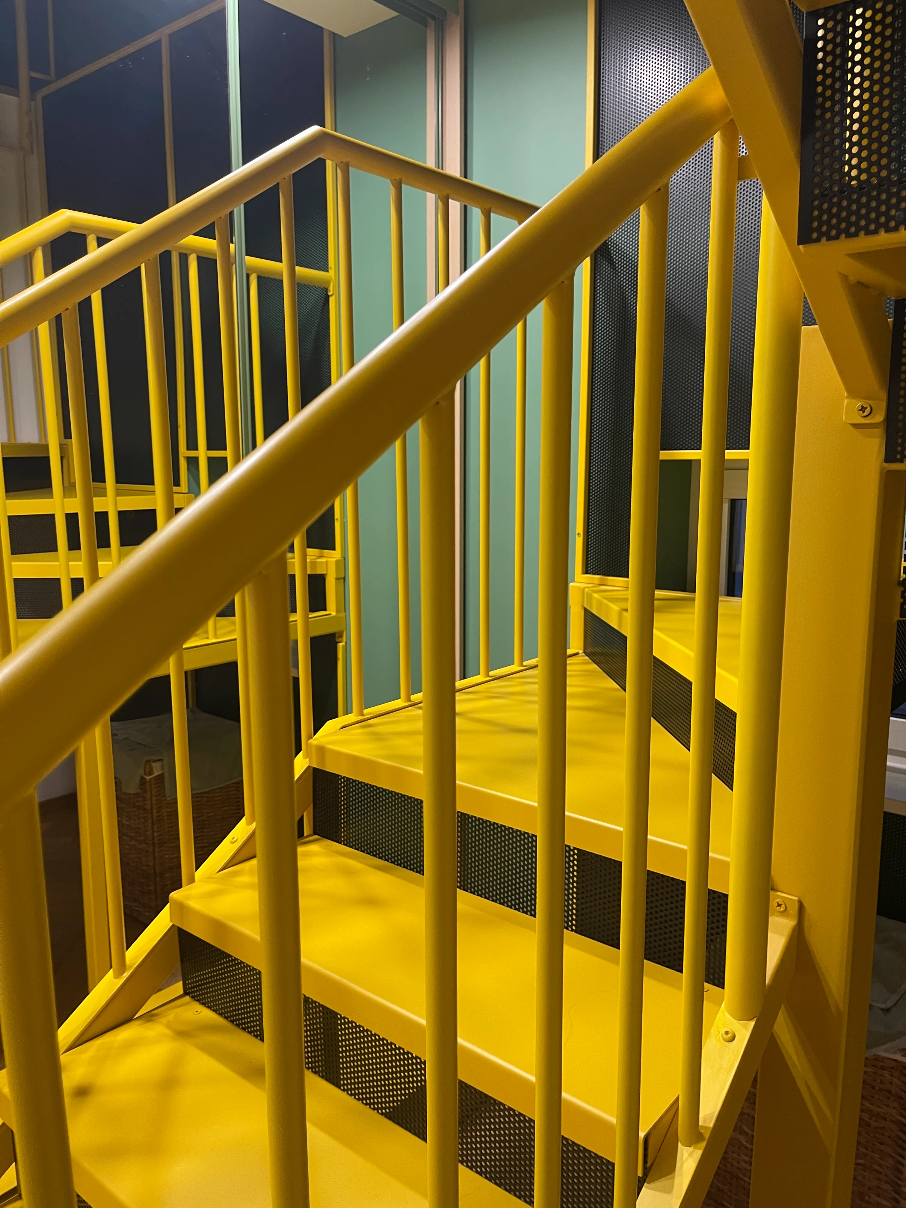 Spațiu de depozitare cu rafturi