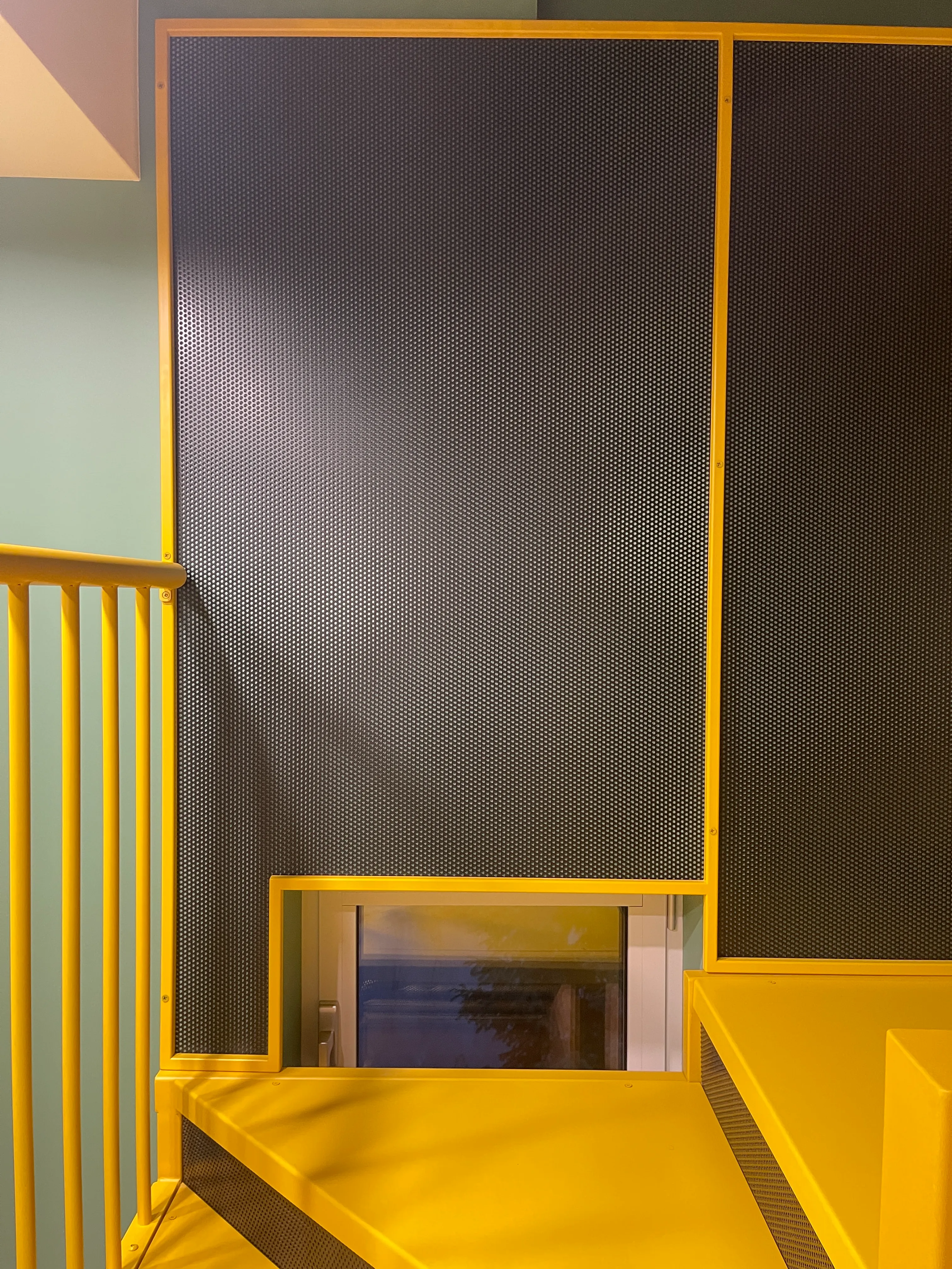 Grădină amenajată cu flori și arbuști