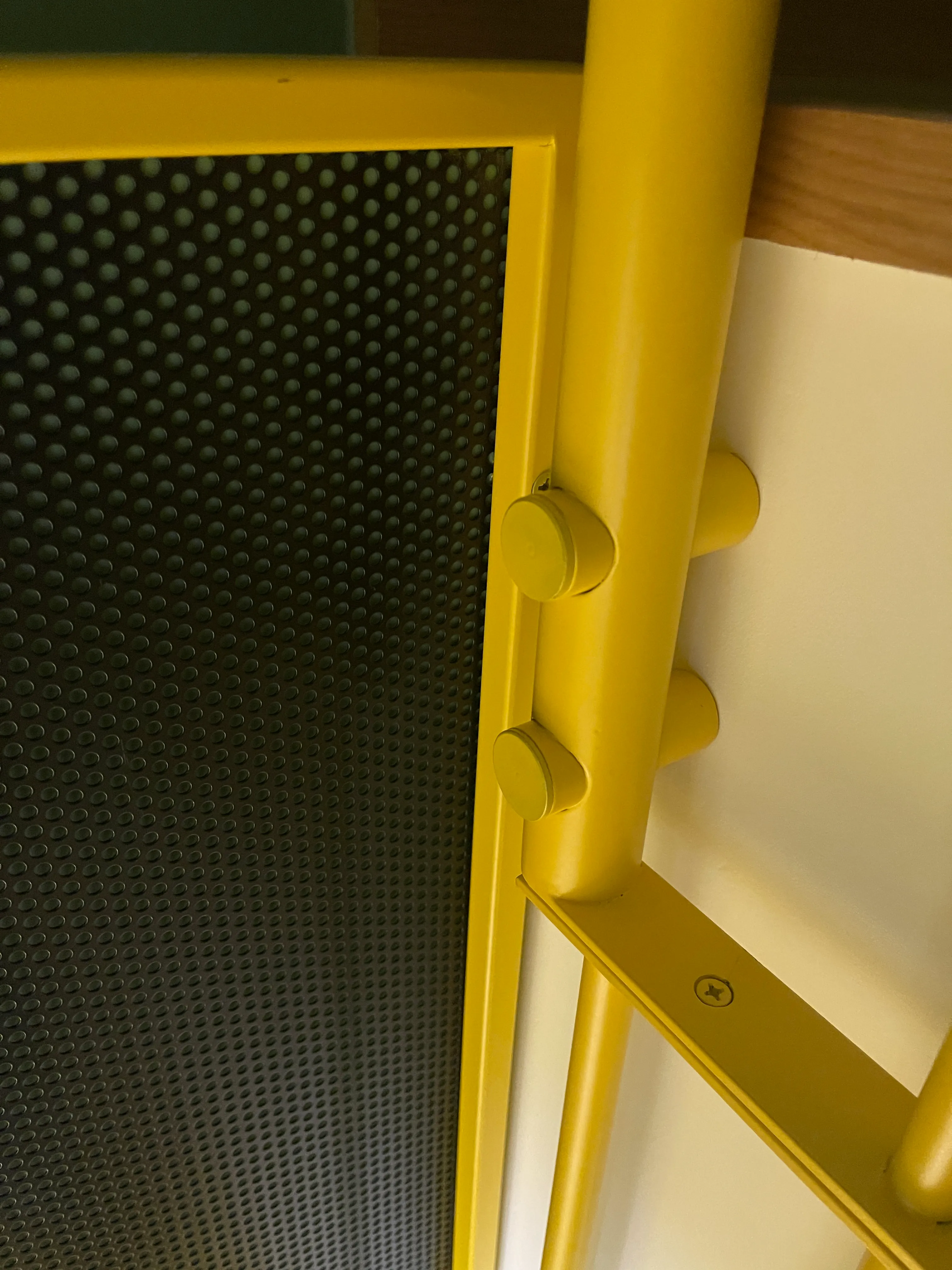 Fațada casei cu accente colorate