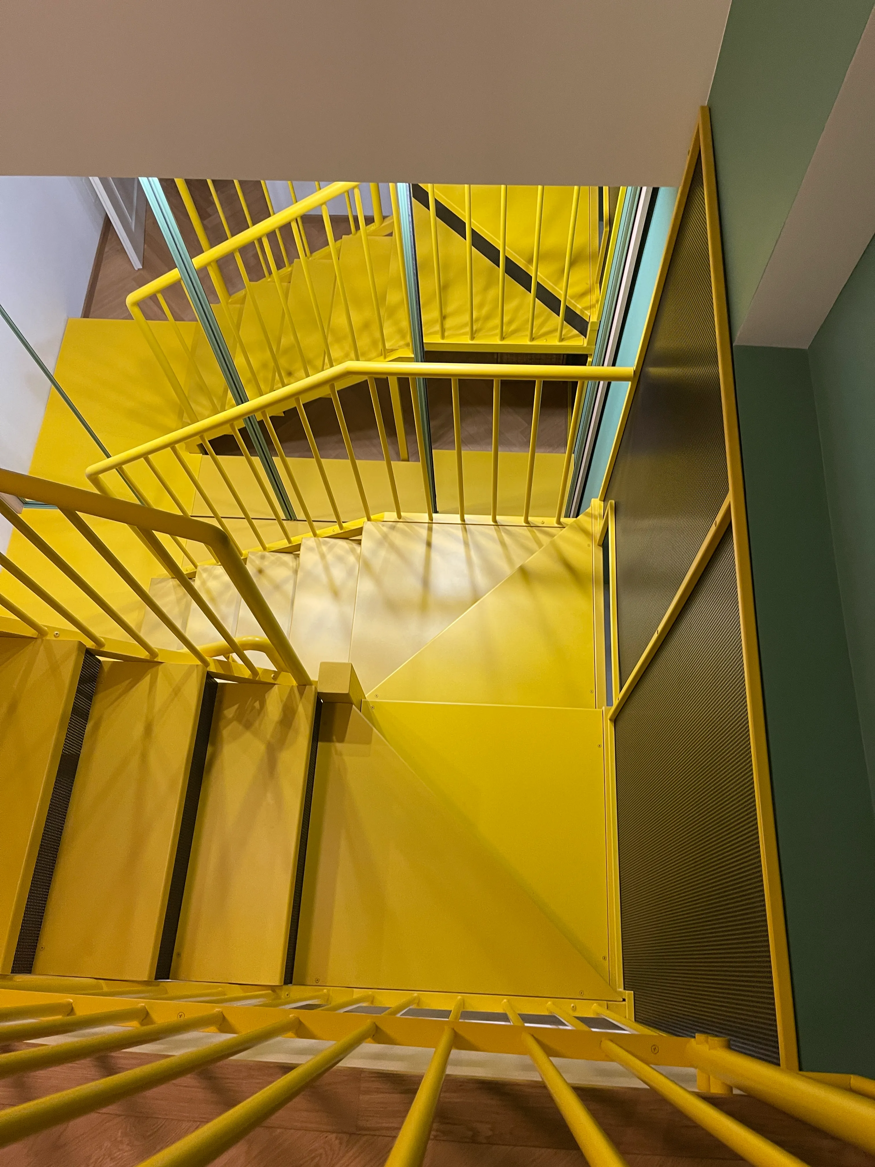 Vedere nocturnă a casei iluminată