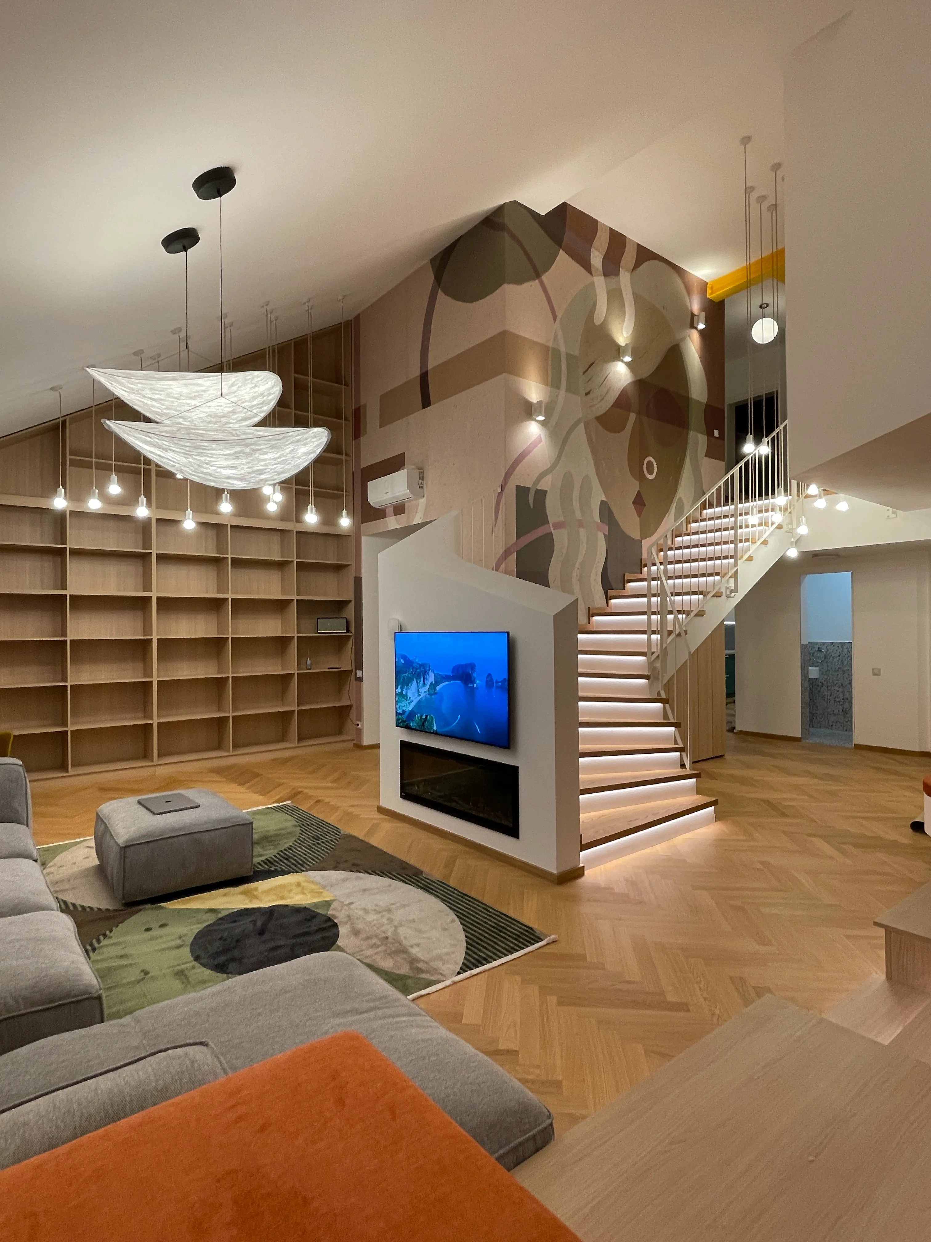 Bucătărie deschisă cu insulă centrală