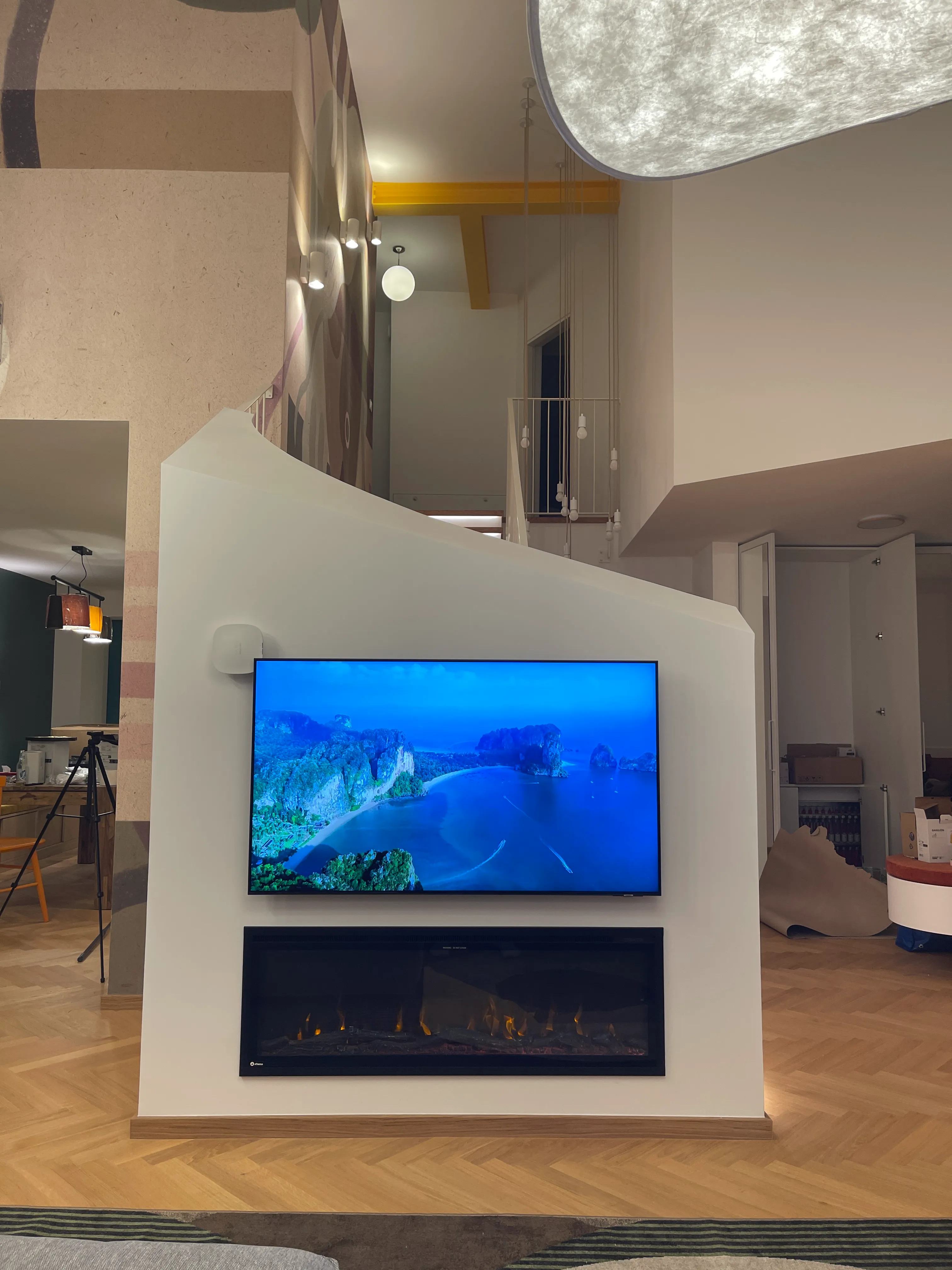 Living cu accente de lemn și lumină naturală