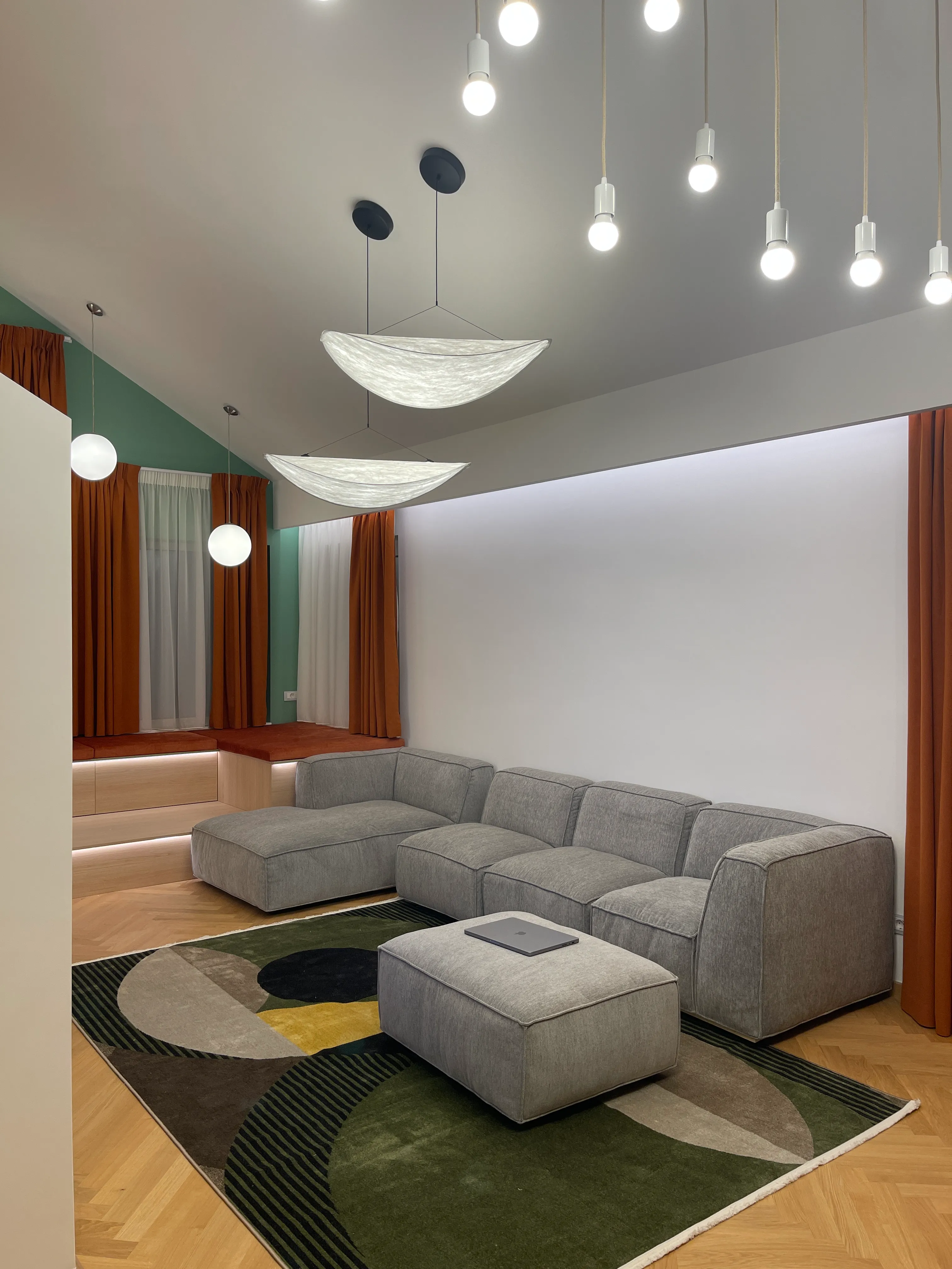 Cameră de copii cu mobilier vesel și jucării