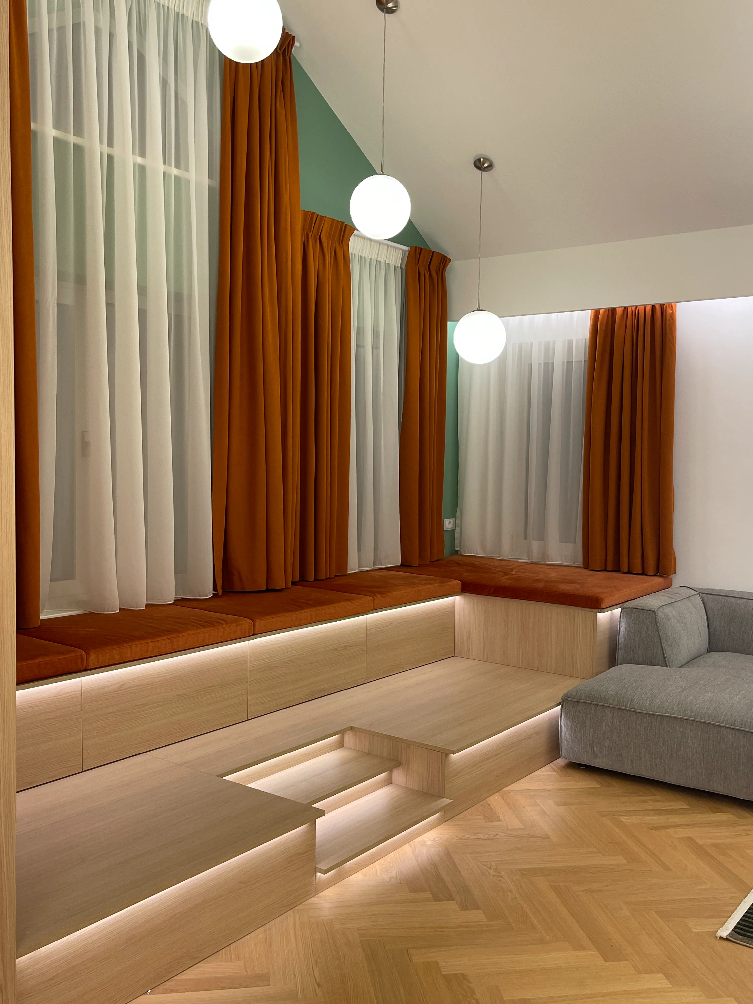 Baie cu faianță verde și cadă modernă