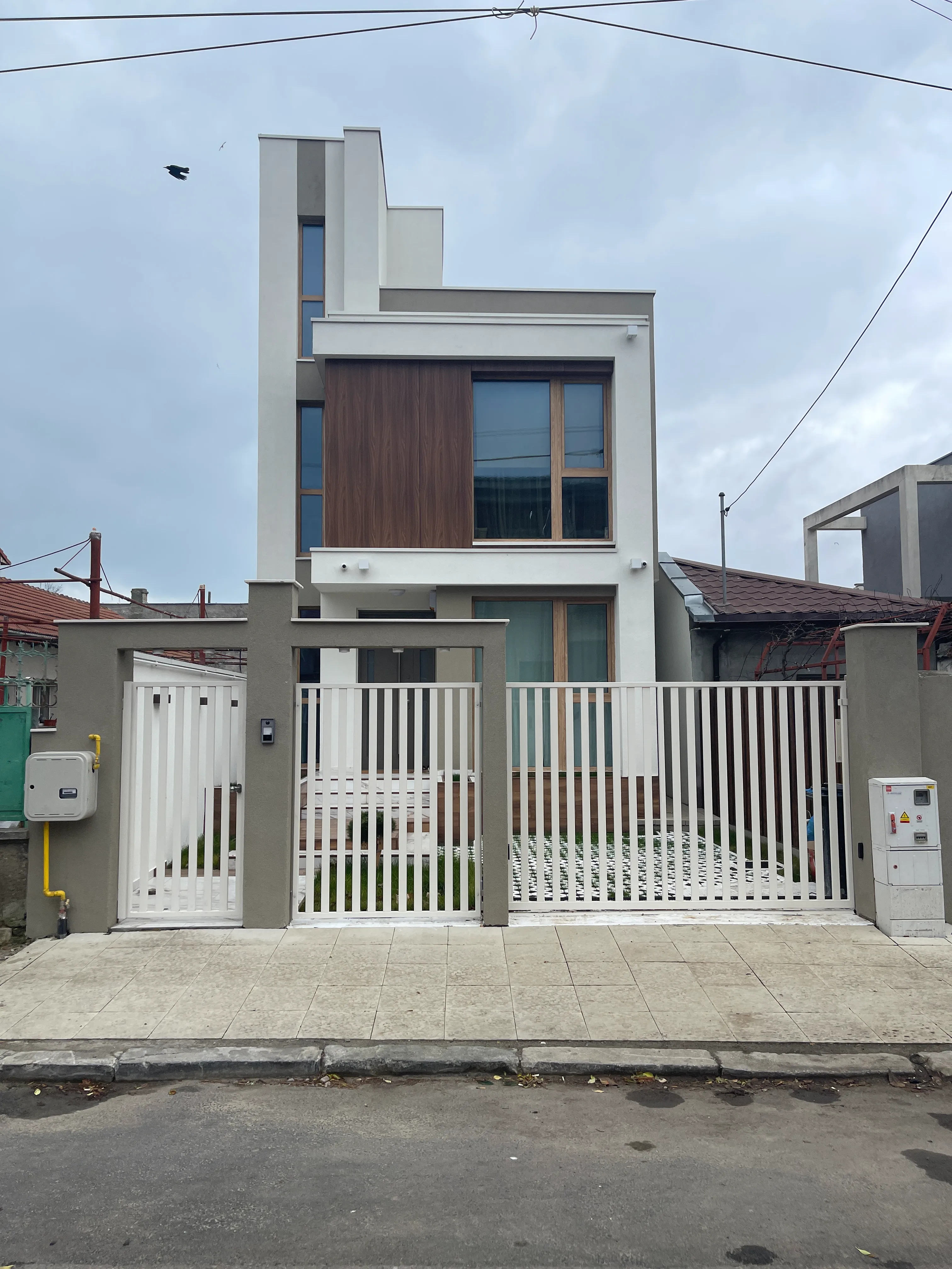 Baie de oaspeți cu finisaje moderne