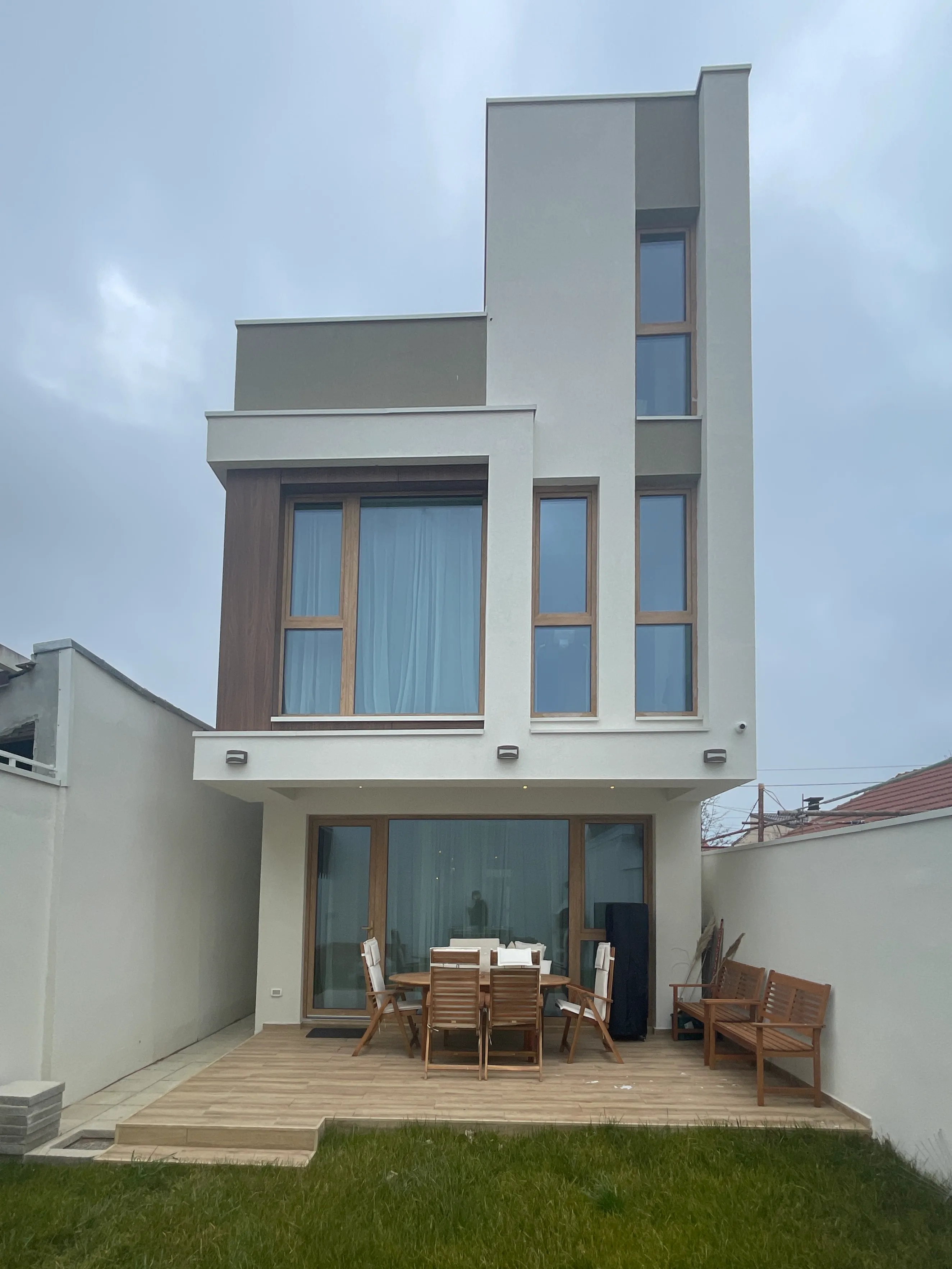 Vedere exterioară cu grădină amenajată