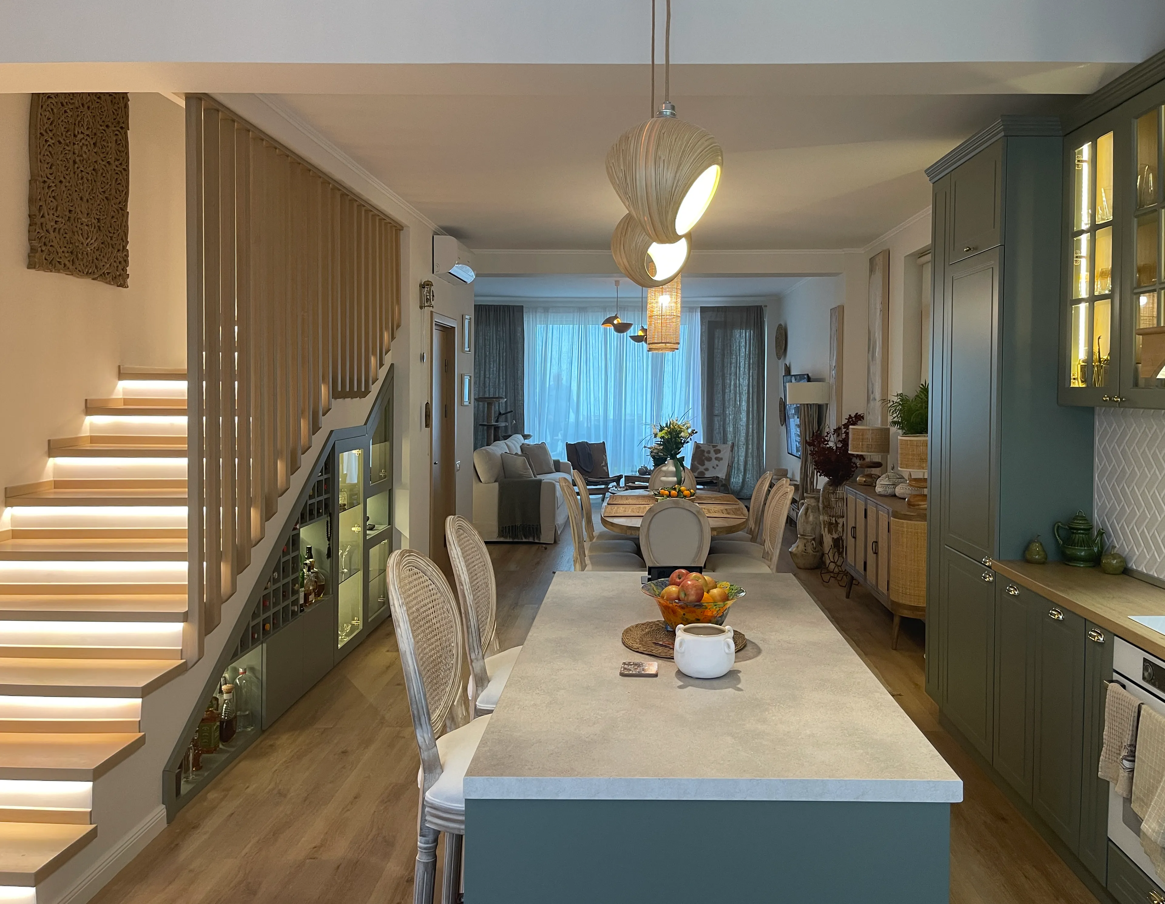 Living și dining cu lumină naturală