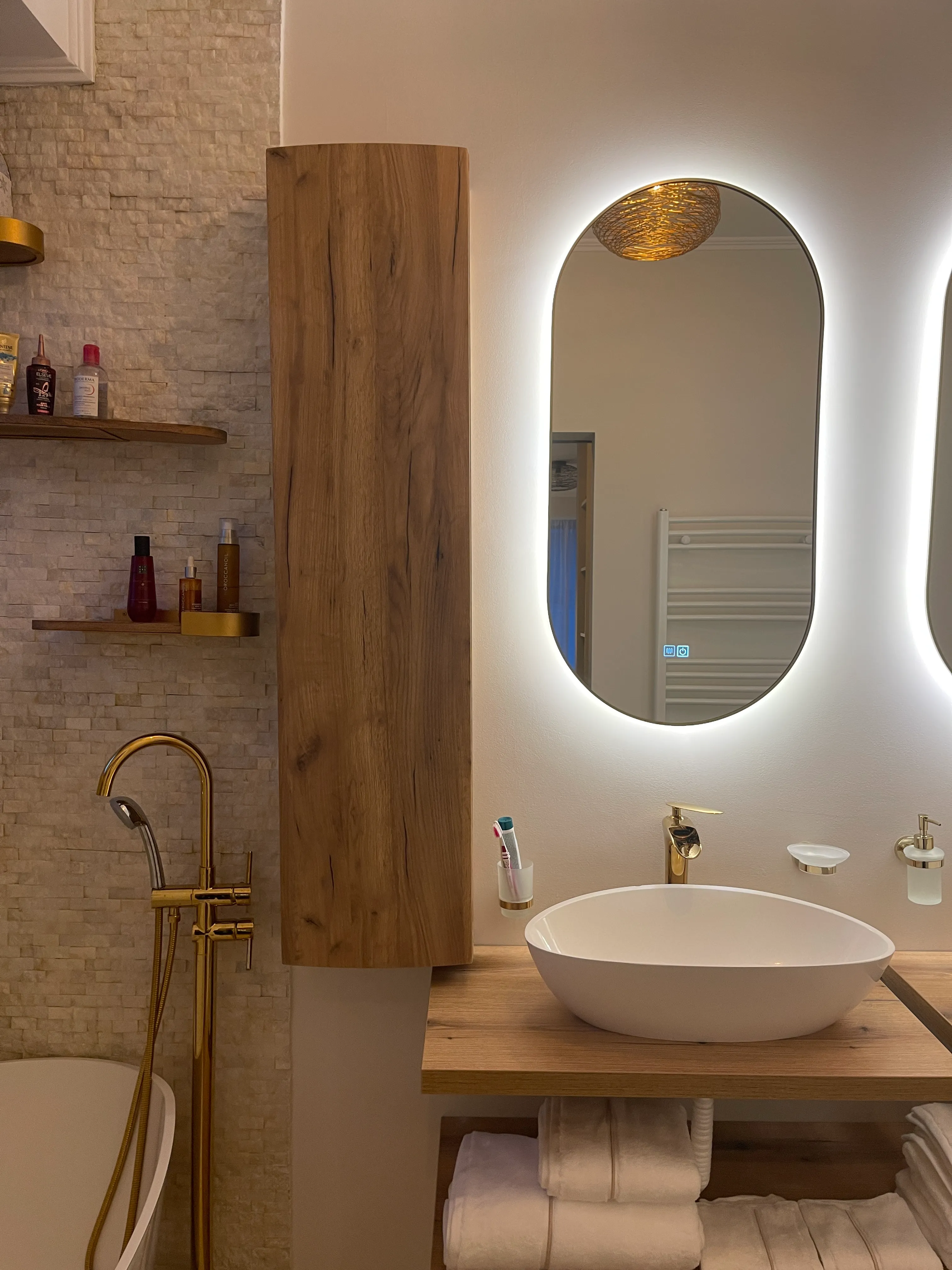 Hol cu accente din lemn