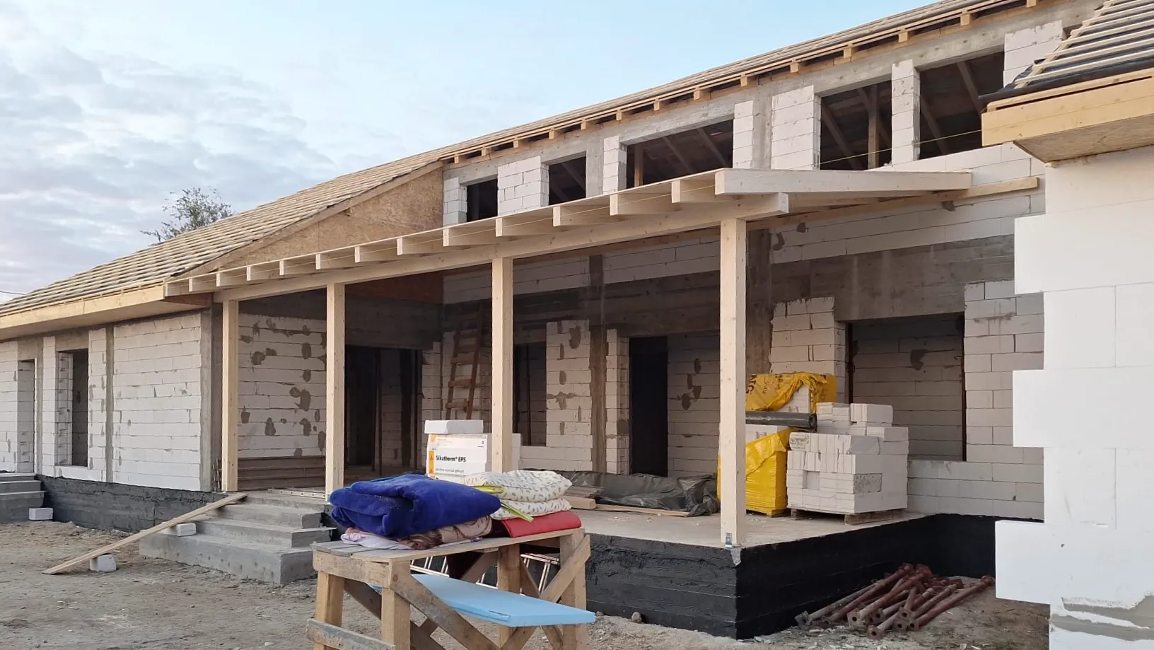 Terasă exterioară cu pergolă