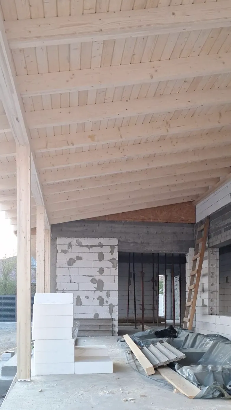 Fațada casei la apus